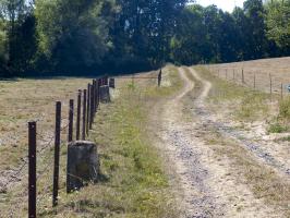 Ligne Maginot - ROUSSY LE VILLAGE (Poste avancé GRM) - (Poste GRM - Maison Forte) - Borne de délimitation de la zone de servitude militaire (sur un chemin, en avant du petit cours d'eau et du pont qui l'enjambe)