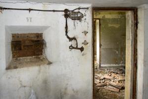 Ligne Maginot - ROUSSY LE VILLAGE (Poste avancé GRM) - (Poste GRM - Maison Forte) - L'entrée du blockhaus FM depuis le casernement. A gauche le créneau FM n°6