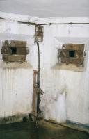 Ligne Maginot - ROUSSY LE VILLAGE (Poste avancé GRM) - (Poste GRM - Maison Forte) - Les créneaux FM n°4 et 5. Entre ceux-ci, la probable commande d'une barrière de route