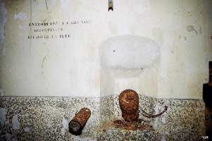 Ligne Maginot - BOIS DE BEUVEILLE - C2 (JACQUELINE) - (Casemate d'infanterie - Simple) - Goulotte à grenade et tube pour l'envoi de fusées de signalisation.