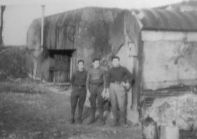 Ligne Maginot - CHENES BRULES - X23 - (Abri) - Soldats devant l'abri