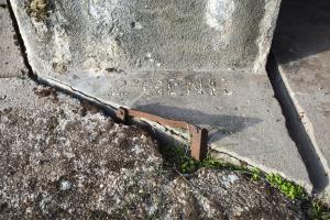 Ligne Maginot - BOVENBERG - BCA2 - (Casemate d'artillerie) - Cartouche constructeur, placé au niveau de la dalle prés de l'entrée