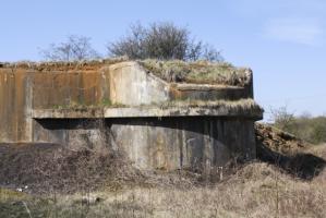 Ligne Maginot - RAVIN DE CRUSNES - C23 - (Casemate d'infanterie - Simple) - Emplacement de la cloche 'JM' d'action frontale
Outre le remblai disparu, la cloche à également été déposée et vraisemblablement ferraillée.
La cunette destinée à recueillir les eaux de ruissellement de la dalle est par contre nettement visible sur cette photo