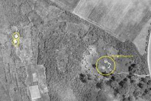 Ligne Maginot - CRUSNES Ouest - C24 (Casemate d'infanterie - Simple) - Photo aérienne de 1952 montrant la position précise de la casemate et des deux blockhaus en avant d'elle.