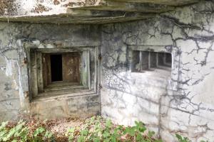 Ligne Maginot - BOIS D'OTTONVILLE - BCA1 - (Casemate d'artillerie) - Embrasure gauche pour canon de 75 et créneau de défense rapprochée 