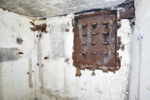 Ligne Maginot - GAEL (161° RIF) - (PC de Sous-Secteur) - Coté infanterie
Le répartiteur principal (boite type 4 à 126 circuits) et l'emplacement du boitier de protection et du panneau d'abonné du central.