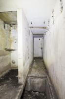 Ligne Maginot - GAEL (161° RIF) - (PC de Sous-Secteur) - Coté artillerie
Le couloir d'accès, vue depuis le central.
A gauche l'une des cabines de messages.
