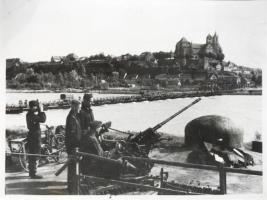 Ligne Maginot - 31/1 - PONT DE BATEAUX DE NEUF BRISACH - (Casemate d'infanterie - Double) - Photo allemande datée du 03 juillet 1940
Un poste DCA (Flakstellung) installé sur la casemate.
Le pont de bateau est bien visible sur cette photo