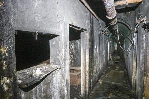 Ligne Maginot - CAVE A CANON - (Ouvrage d'infanterie) - Couloir principal
A gauche le guichet de la cuisine.