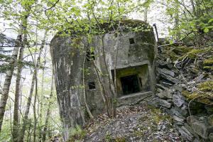 Ligne Maginot - CAVE A CANON - (Ouvrage d'infanterie) - Le bloc passif (cheminée et issue de secours). 
Noter le glissement important du terrain depuis la construction