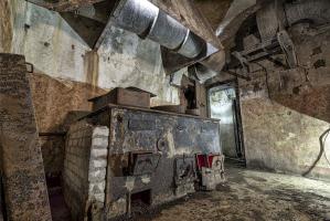 Ligne Maginot - HOBLING - A23 - (Ouvrage d'infanterie) - En bas de l'escalier nous tombons directement dans la cuisine, celle-ci est équipée d'une belle cuisinière 'François-Vaillant' N°1 bis de 1934 !