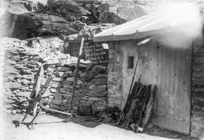 Ligne Maginot - REDOUTE RUINEE - (Ouvrage d'infanterie) - L'avant poste le 02 juillet 1940
Une mitrailleuse Hotchkiss mle 1914 8mm est visible sur la photo avec de l'armement et divers équipements collectifs qui seront laissés sur place.