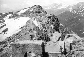 Ligne Maginot - REDOUTE RUINEE - (Ouvrage d'infanterie) - L'avant poste le 02 juillet 1940
La troupe quitte l'avant poste .