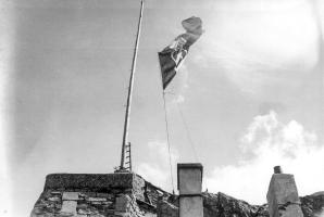Ligne Maginot - REDOUTE RUINEE - (Ouvrage d'infanterie) - L'avant poste le 02 juillet 1940
Les couleurs italiennes sont hissées sur l'avant poste.