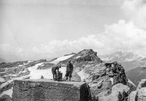 Ligne Maginot - REDOUTE RUINEE - (Ouvrage d'infanterie) - L'avant poste le 02 juillet 1940
Le blason français est démonté. Les italiens ne réussiront toutefois pas à supprimer le fut portant l'inscription 70