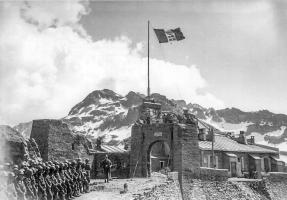 Ligne Maginot - REDOUTE RUINEE - (Ouvrage d'infanterie) - L'avant poste le 02 juillet 1940
Les troupes italiennes prêtes à prendre possession de l'avant poste