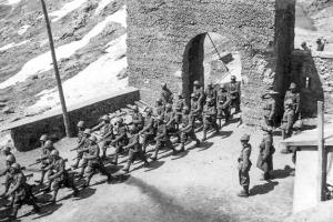 Ligne Maginot - REDOUTE RUINEE - (Ouvrage d'infanterie) - L'avant poste le 02 juillet 1940
L'entrée des troupes italiennes