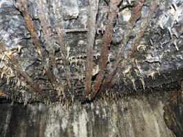 Ligne Maginot - GROS BOIS - C35 - (Casemate d'infanterie - Simple) - Les dégâts au plafond de la chambre de tir.