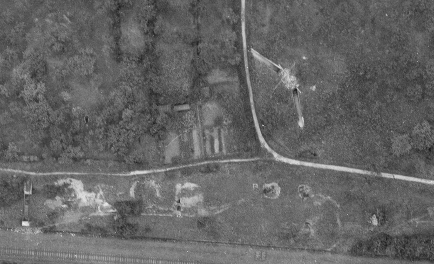 Ligne Maginot - GAEL (161° RIF) - (PC de Sous-Secteur) - Le central est visible avec ses deux rampes d’accès. Les abris composant le PC proprement dit devaient se situer dans le talus de la voie ferrée en contrebas du central - IGN - Géoportail 1946