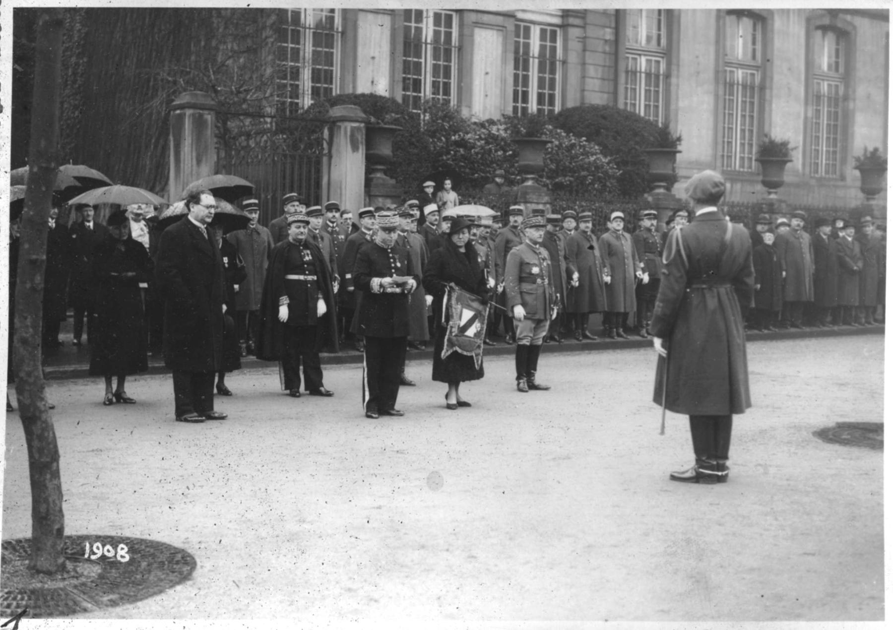 Ligne Maginot - 172° RIF - Remise d'un fanion par les Dames de Strasbourg en présence de M. Roblot, préfet du Bas-Rhin devant l'hôtel de ville de Strasbourg, place Broglie
Mars 1937