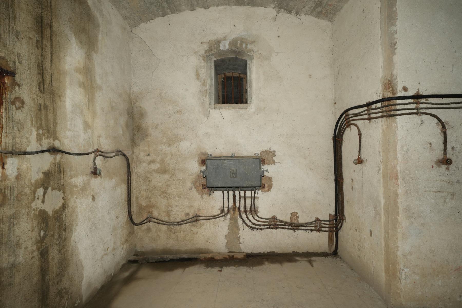 Ligne Maginot - VULMIS OU VULMIX - (Position d'artillerie préparée) - PC de la batterie
Central tir installé dans l'ancien magasin à poudre caverne - duomaxw