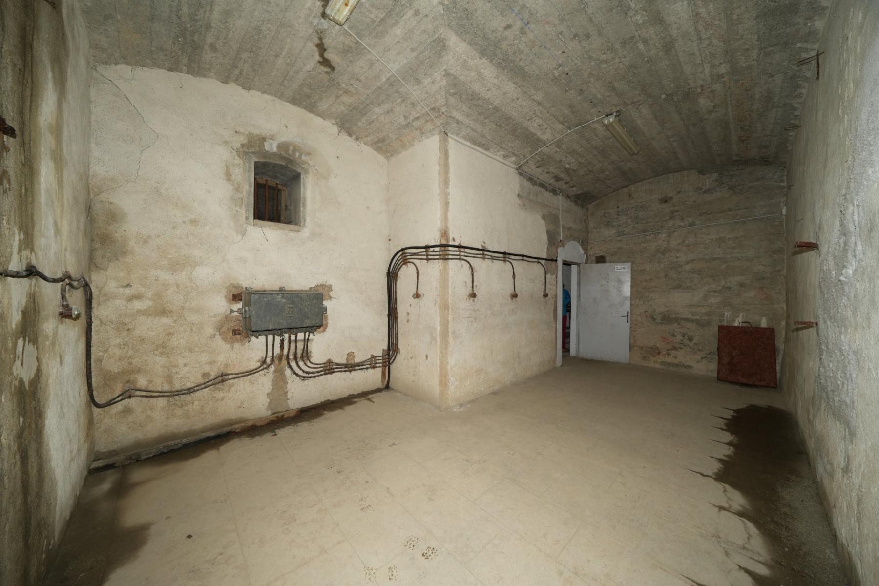 Ligne Maginot - VULMIS OU VULMIX - (Position d'artillerie préparée) - PC de la batterie
Central tir installé dans l'ancien magasin à poudre caverne - duomaxw