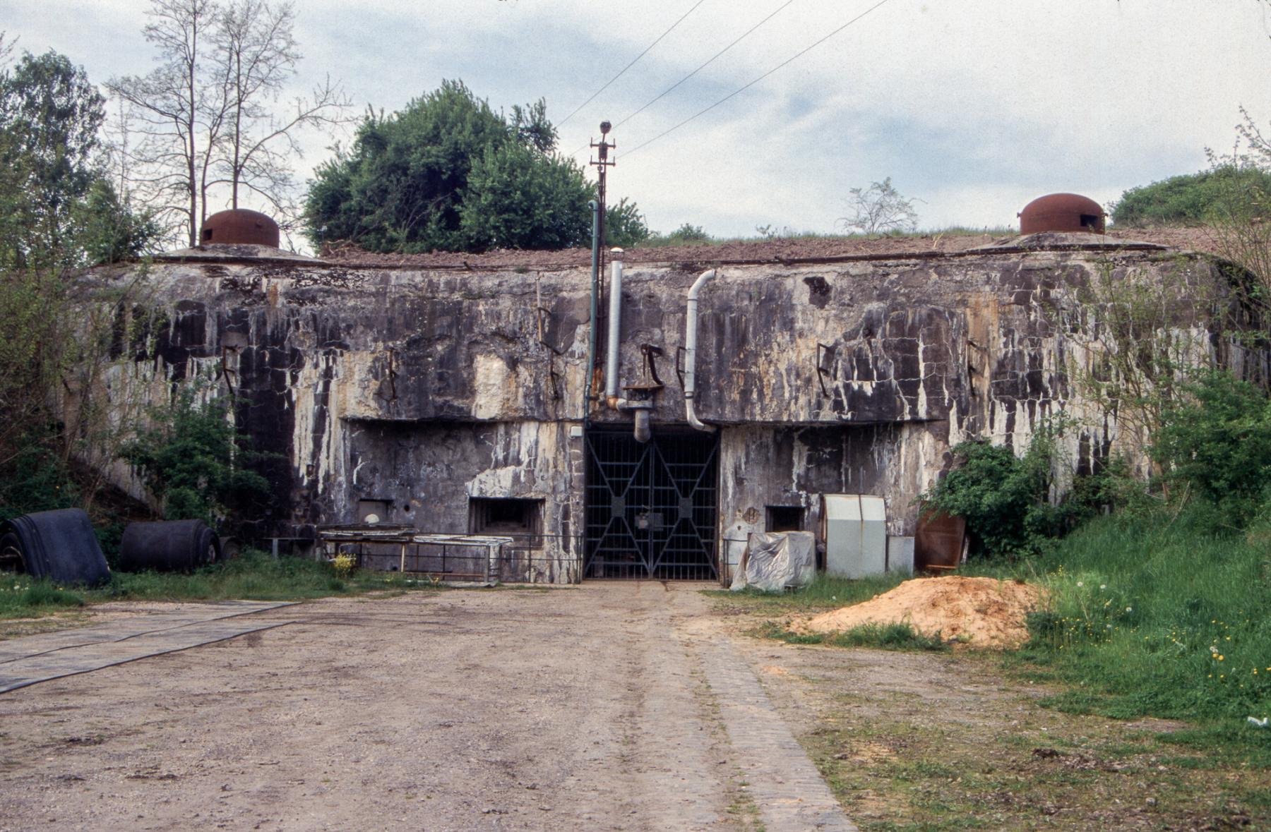 Ligne Maginot - ANZELING - A25 - (Ouvrage d'artillerie) - Entrée munitions
2002 - Michel Teiten
