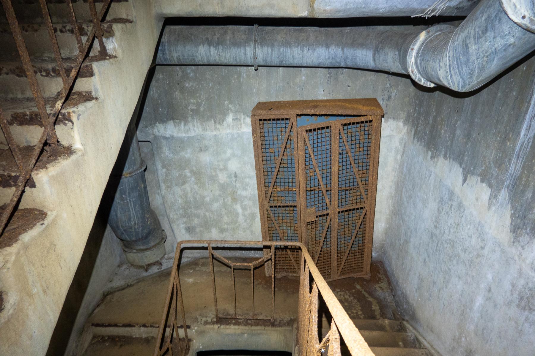 Ligne Maginot - CHENES BRULES - X23 - (Abri) - Coffre Sud
Armoire dans la cage d'escalier - Michel Teiten