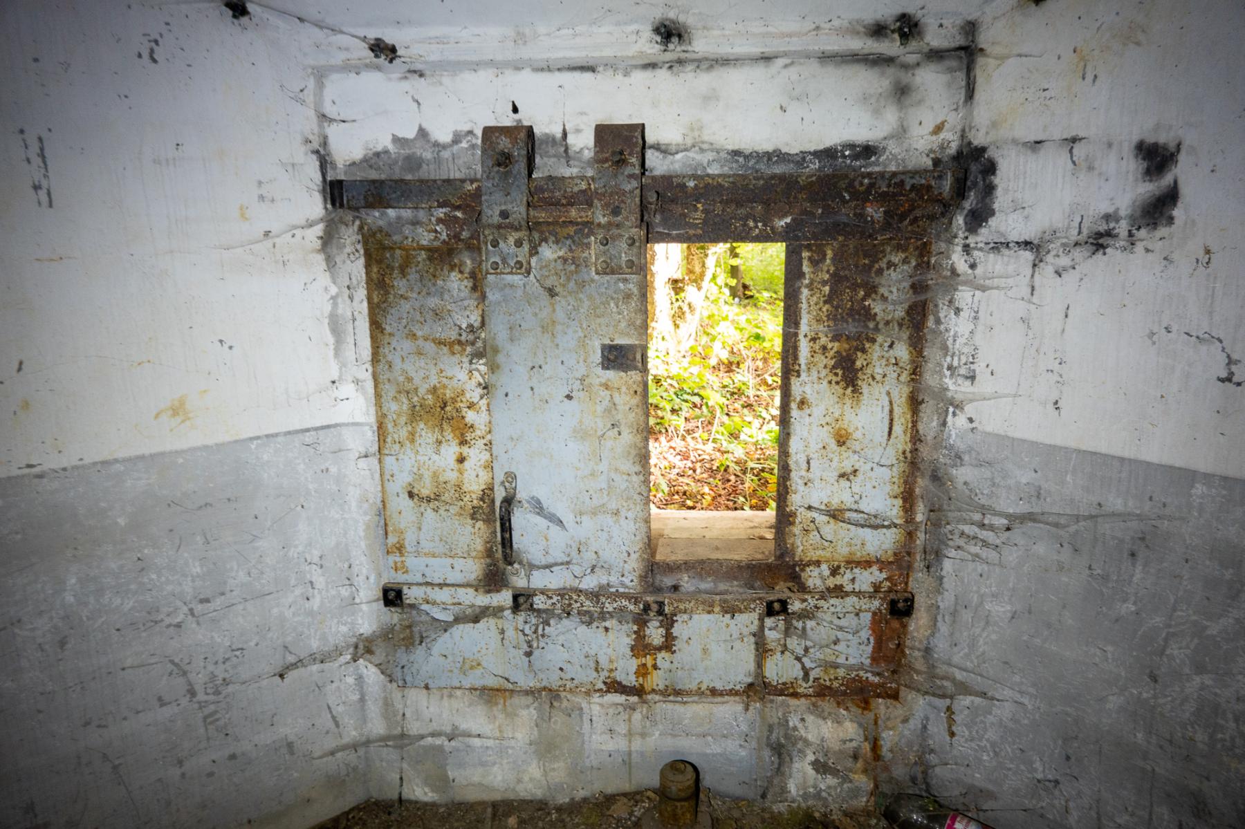 Ligne Maginot - BOIS D'OTTONVILLE - BCA1 - (Casemate d'artillerie) - Chambre de tir gauche
Embrasure du canon de 75 - Michel Teiten