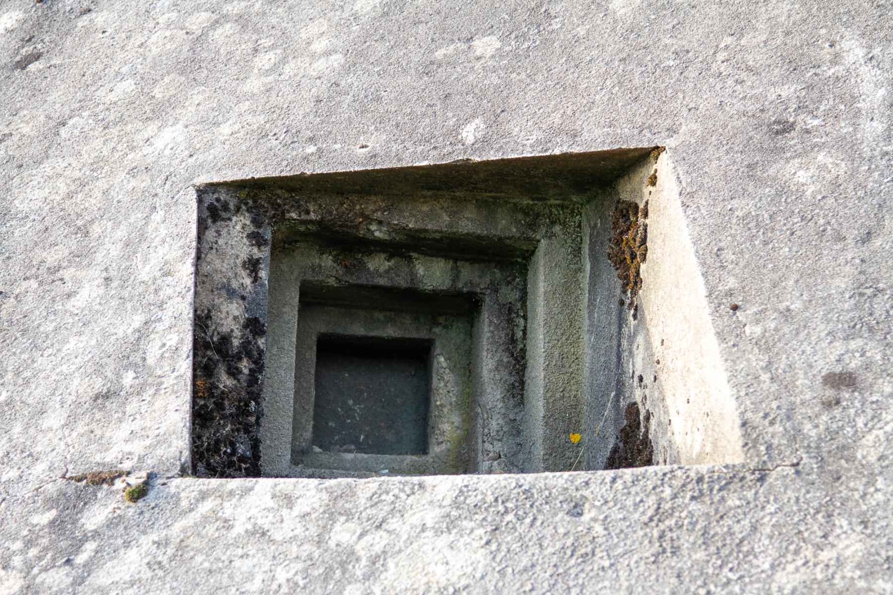 Ligne Maginot - BOVENBERG - BCA2 - (Casemate d'artillerie) - Créneau factice sur le bloc des latrines - Michel Teiten