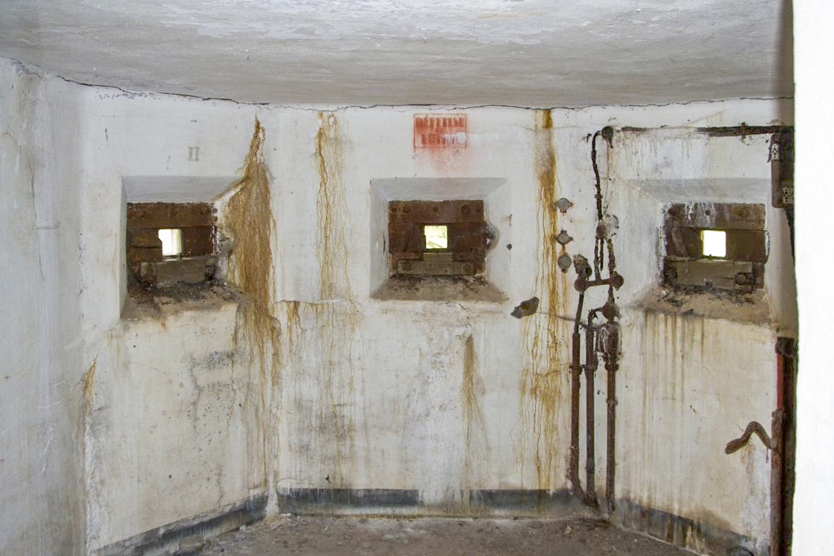 Ligne Maginot - ROUSSY LE VILLAGE (Poste avancé GRM) - (Poste GRM - Maison Forte) - Les créneaux FM n°2, 3 et 4. Entre les créneaux n°3 et 4, les probables commandes d'un éclairage extérieur - Michel Teiten