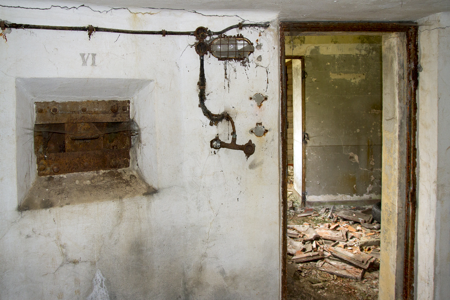 Ligne Maginot - ROUSSY LE VILLAGE (Poste avancé GRM) - (Poste GRM - Maison Forte) - L'entrée du blockhaus FM depuis le casernement. A gauche le créneau FM n°6 - Michel Teiten