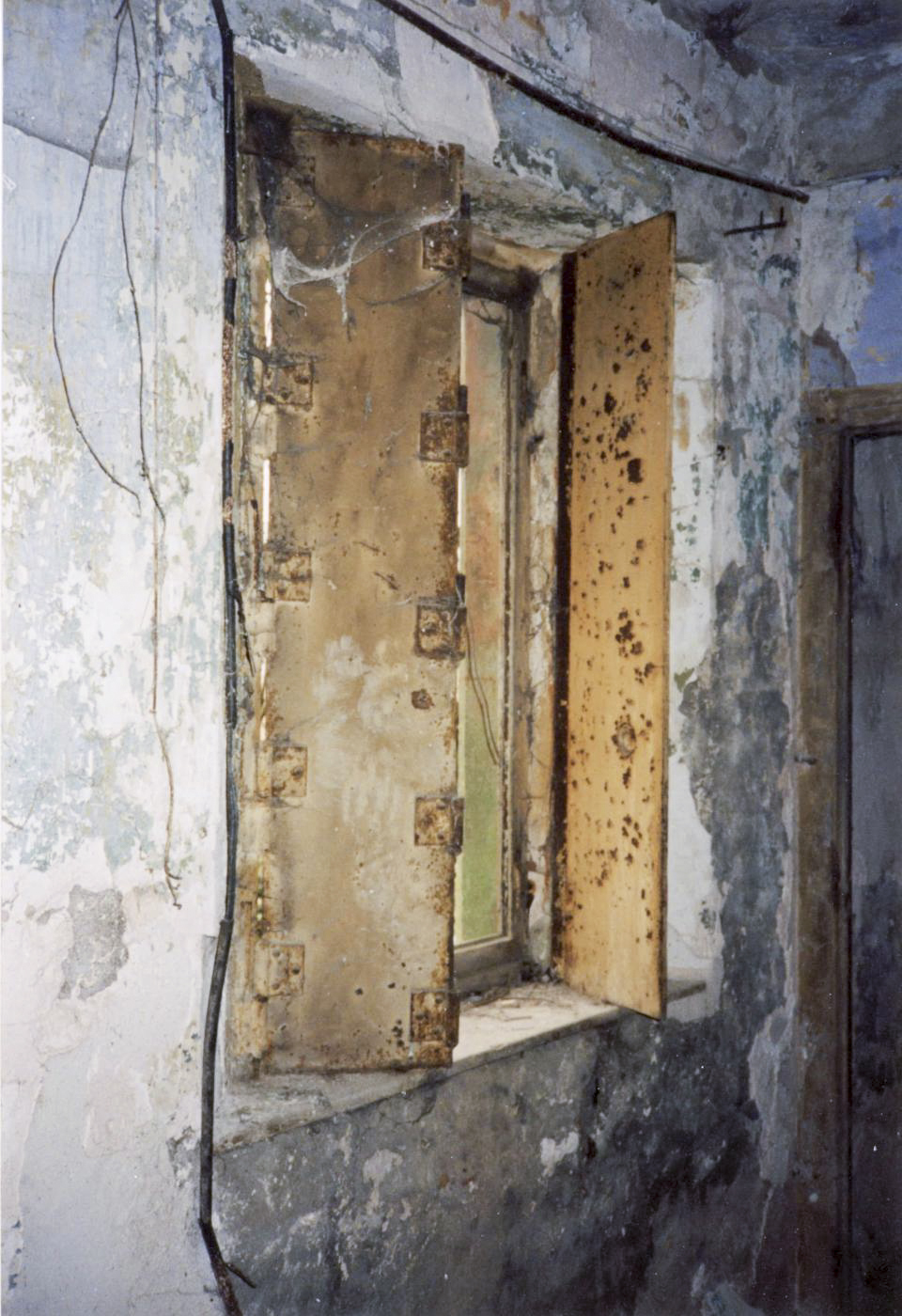 Ligne Maginot - ROUSSY LE VILLAGE (Poste avancé GRM) - (Poste GRM - Maison Forte) - Les fenêtres sont équipées de volets intérieurs pliants blindés - Jean-Louis Nospeld