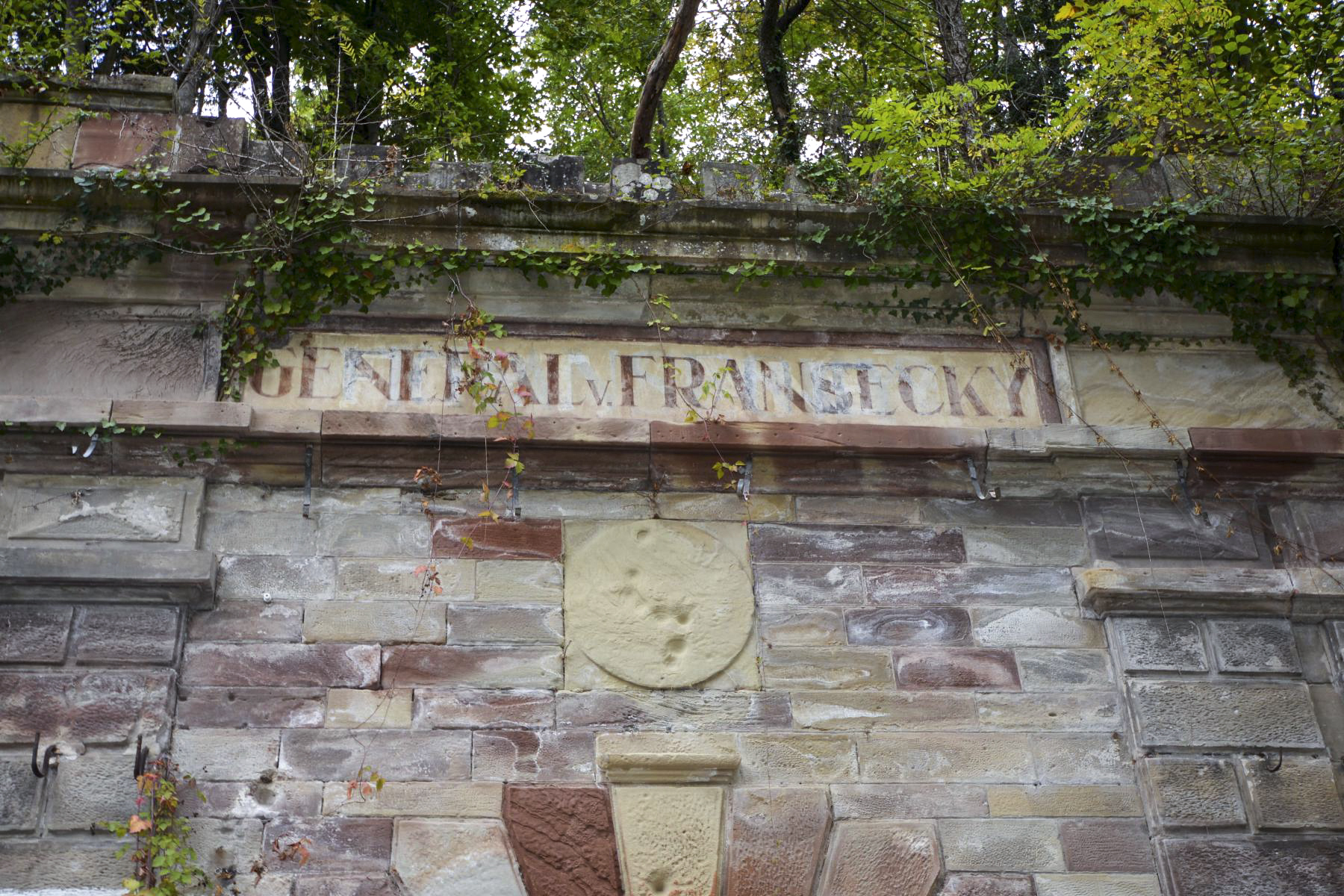 Ligne Maginot - FORT NEY - (Ouvrage d'infanterie) - Le fronton de l'entrée.
La dénomination Fort Ney disparait petit à petit et laisse la place à l’appellation allemande General v. Fransecky - Pascal Lambert
