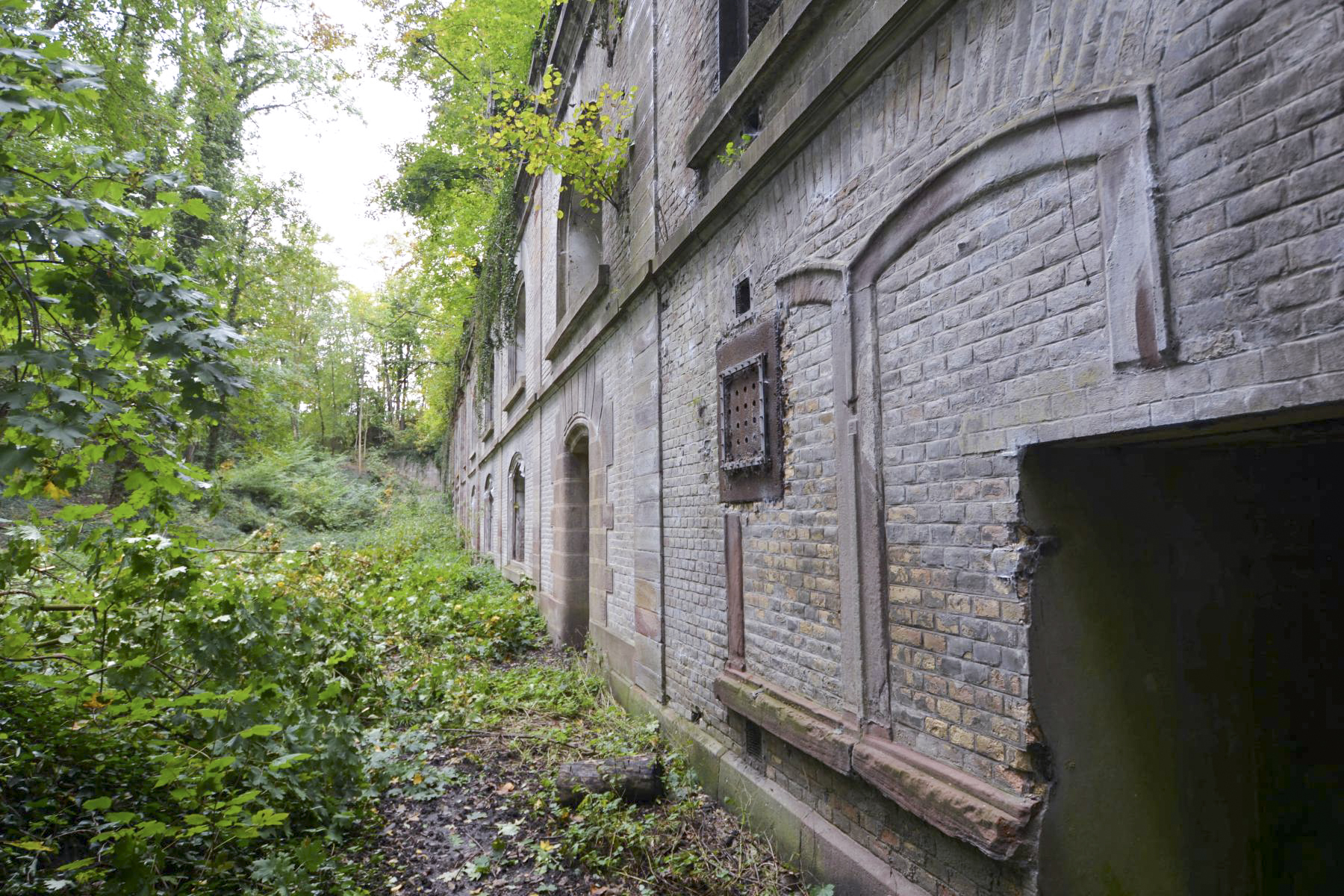 Ligne Maginot - FORT NEY - (Ouvrage d'infanterie) - La façade de l'aile ouest avec les modifications allemandes réalisées sous l'occupation (grandes fenêtres) - Pascal Lambert