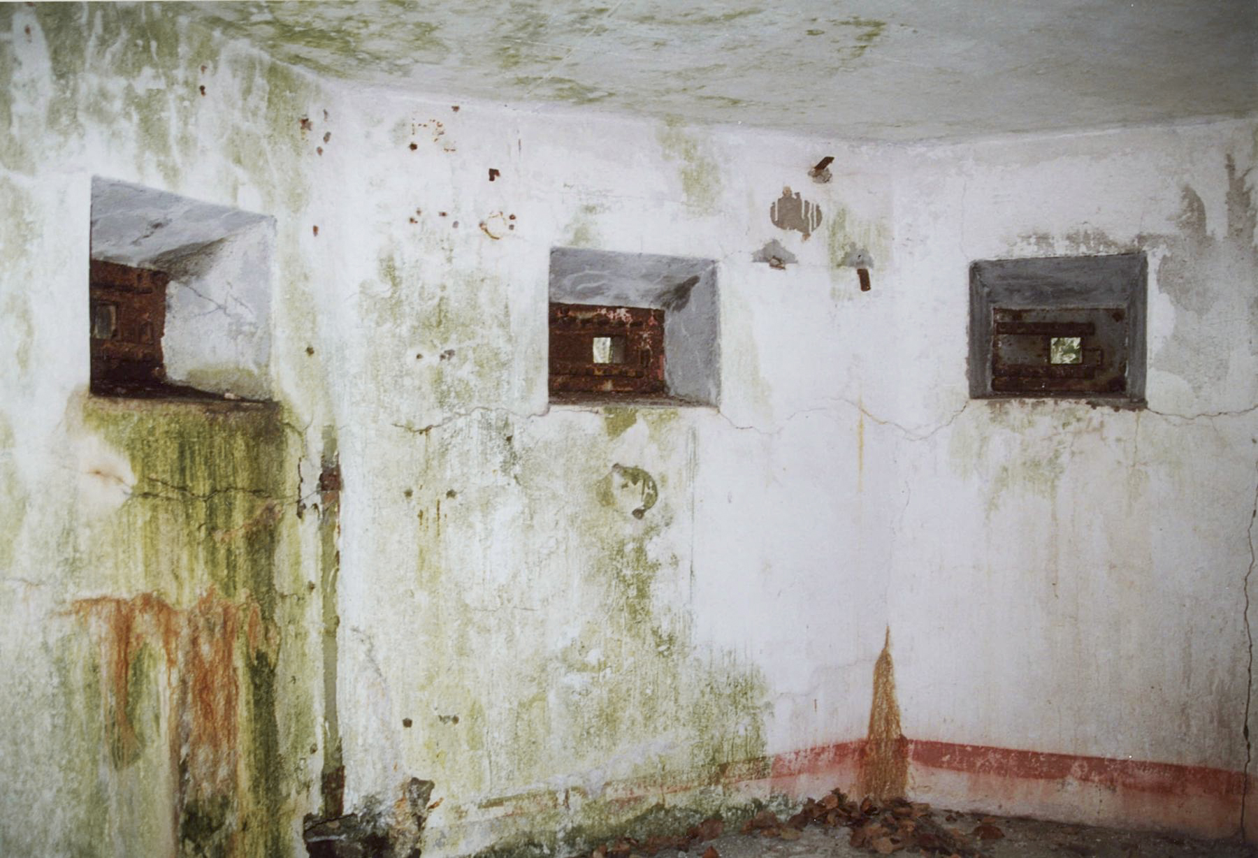 Ligne Maginot - TETERCHEN NORD - (Poste GRM - Maison Forte) - Le poste avancé avant reconstruction
L'intérieur de blockhaus  - Jean-Louis Nospeld