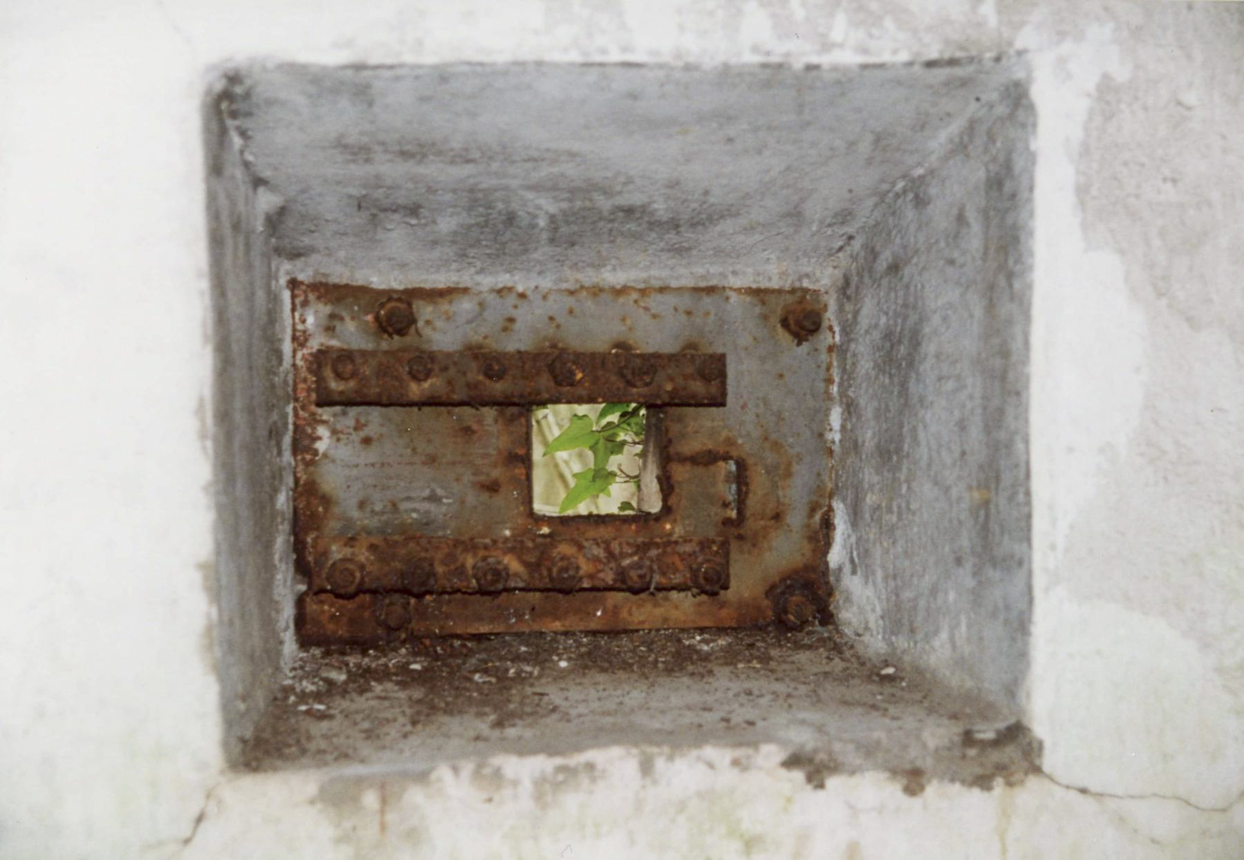 Ligne Maginot - TETERCHEN NORD - (Poste GRM - Maison Forte) - Le poste avancé avant reconstruction
L'intérieur de blockhaus 
Détail d'un créneau - Jean-Louis Nospeld