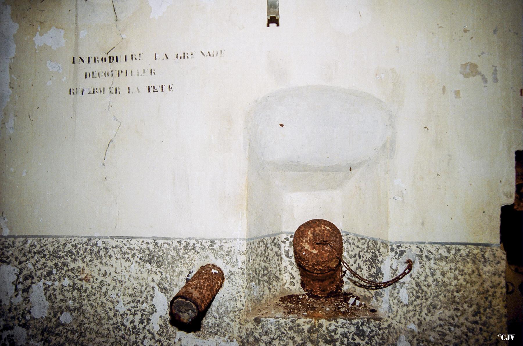 Ligne Maginot - BOIS DE BEUVEILLE - C2 (JACQUELINE) - (Casemate d'infanterie - Simple) - Goulotte à grenade et tube pour l'envoi de fusées de signalisation. - Lia VERMEULEN