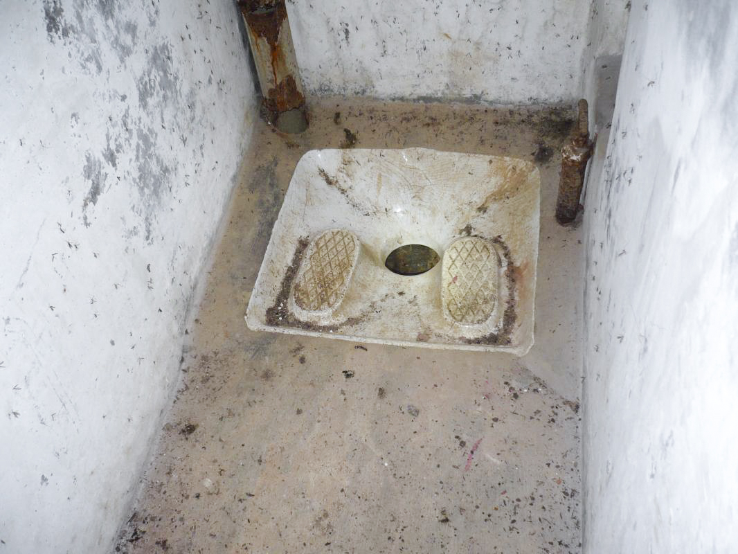 Ligne Maginot - BOIS DE BEUVEILLE - C2 (JACQUELINE) - (Casemate d'infanterie - Simple) - Les latrines - Thierry Collé