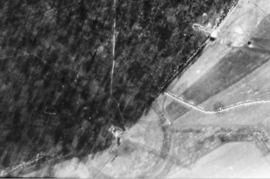 Ligne Maginot - BOIS DE BEUVEILLE - C2 - (Casemate d'infanterie) - Entourée de son réseau circulaire, la casemate est bien visible en bas au centre de la photo.
Le bloc Db318 est visible en haut à droite.

Vue aérienne prise lors d'une mission du 9 mars 1940 à 15h30 depuis une altitude de 2000 m. - Armée Française