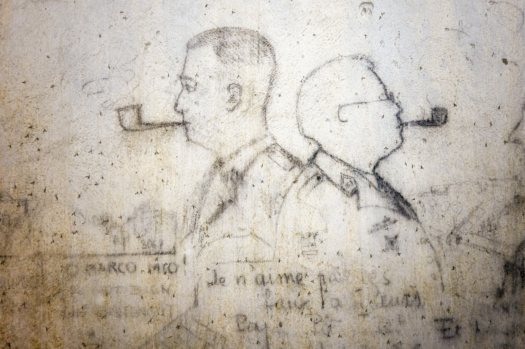 Ligne Maginot - CHENES BRULES - X23 - (Abri) - Coffre Nord
Graffitis représentant sans doute des officiers de l'unité en place. On voit les pattes identifiant le 153e RAP sur le personnage de droite. - Michel Teiten