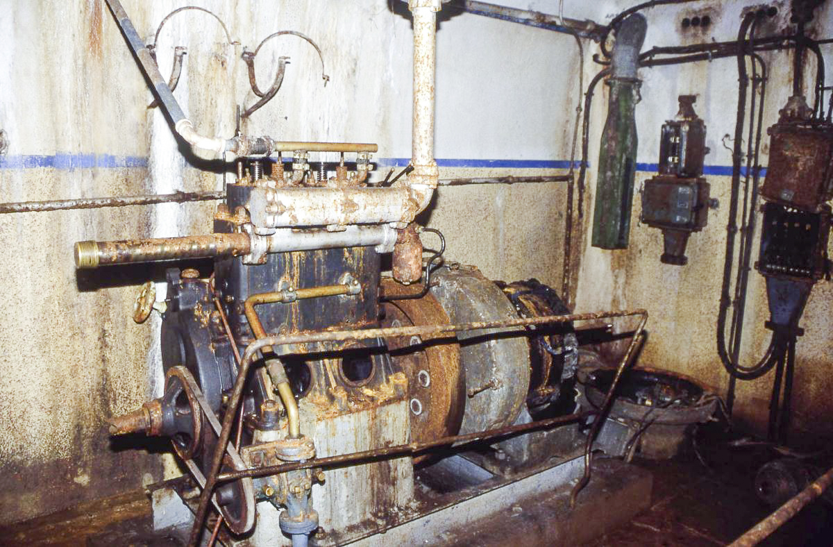 Ligne Maginot - CHENES BRULES - X23 - (Abri) - L'usine encore présentable, mais le pillage a déjà commencé.