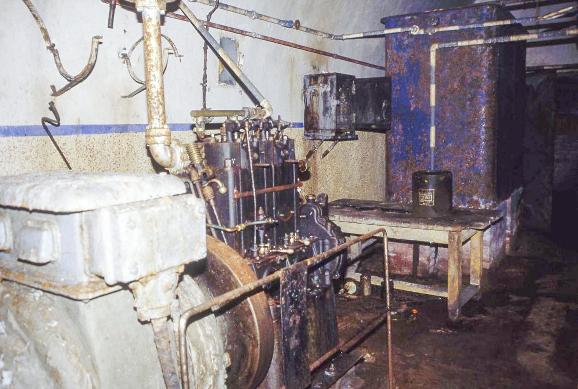 Ligne Maginot - CHENES BRULES - X23 - (Abri) - L'usine encore présentable, mais le pillage a déjà commencé.