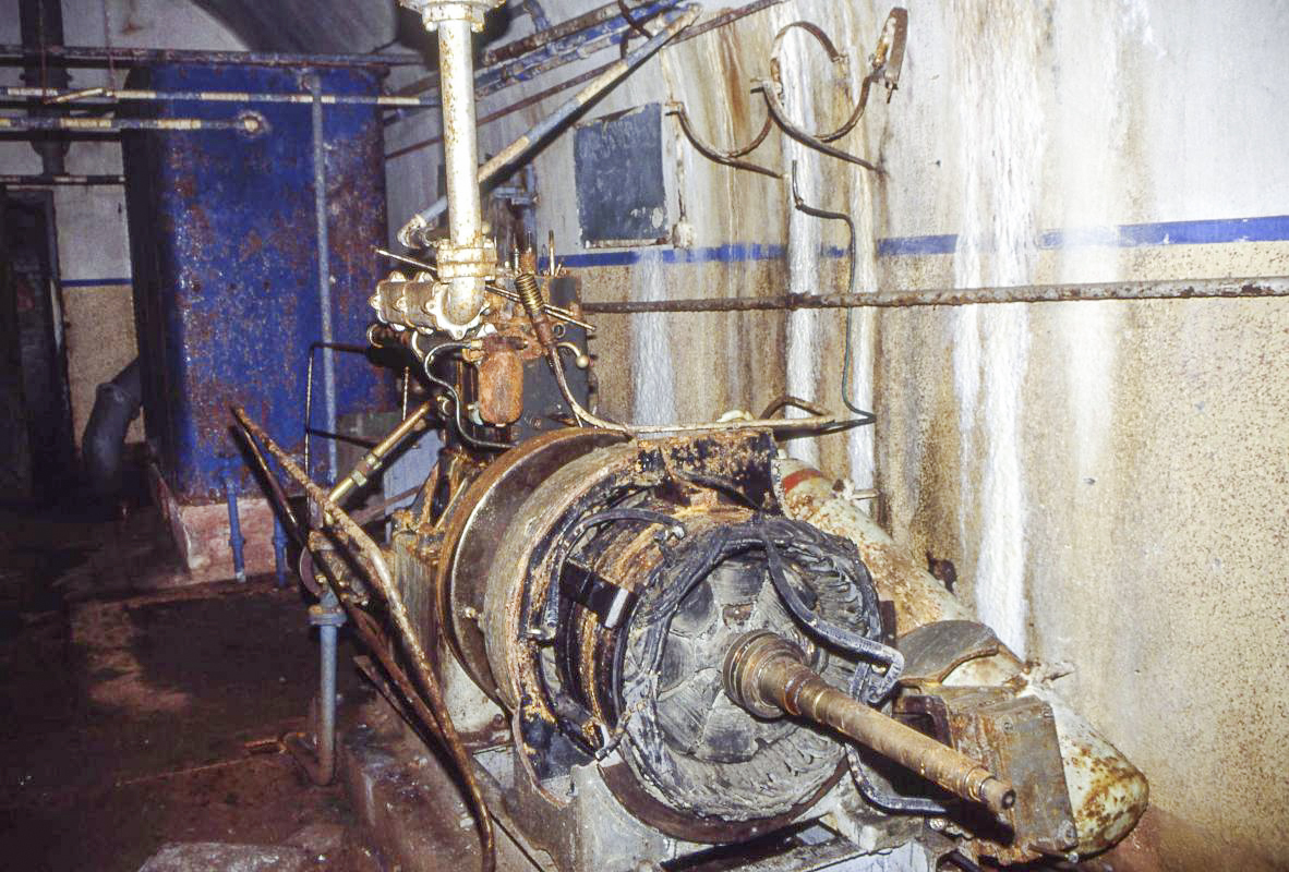 Ligne Maginot - CHENES BRULES - X23 - (Abri) - L'usine encore présentable, mais le pillage a déjà commencé.