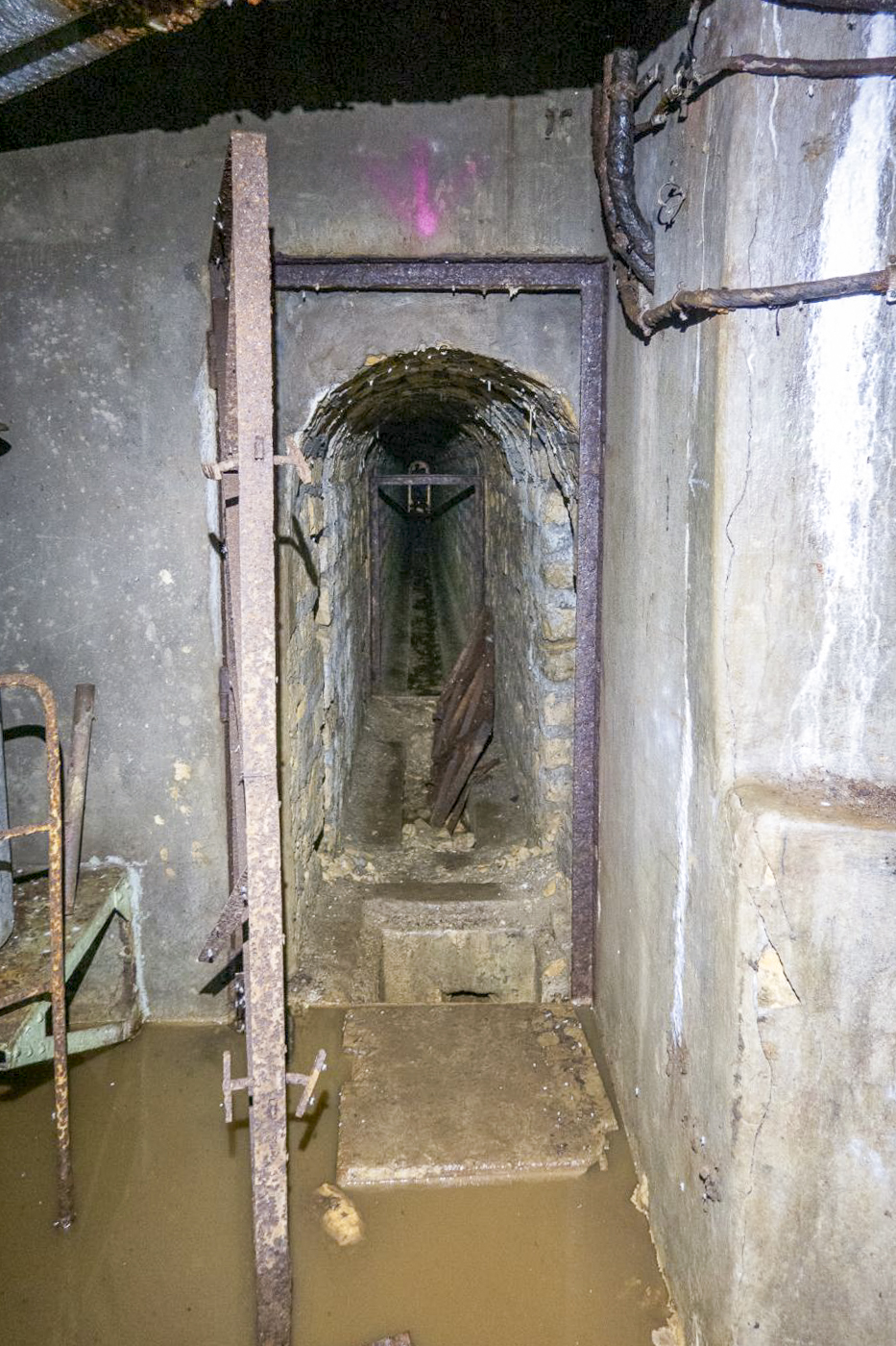 Ligne Maginot - CHENES BRULES - X23 - (Abri) - Bas du coffre nord
Entrée de l'égout visitable.  - Michel Teiten