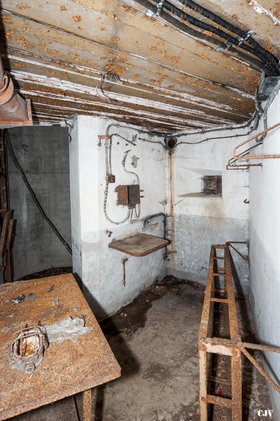 Ligne Maginot - BOIS D'OTTONVILLE - BCA1 - (Casemate d'artillerie) - Le local des observateurs, encore relativement complet - Lia VERMEULEN