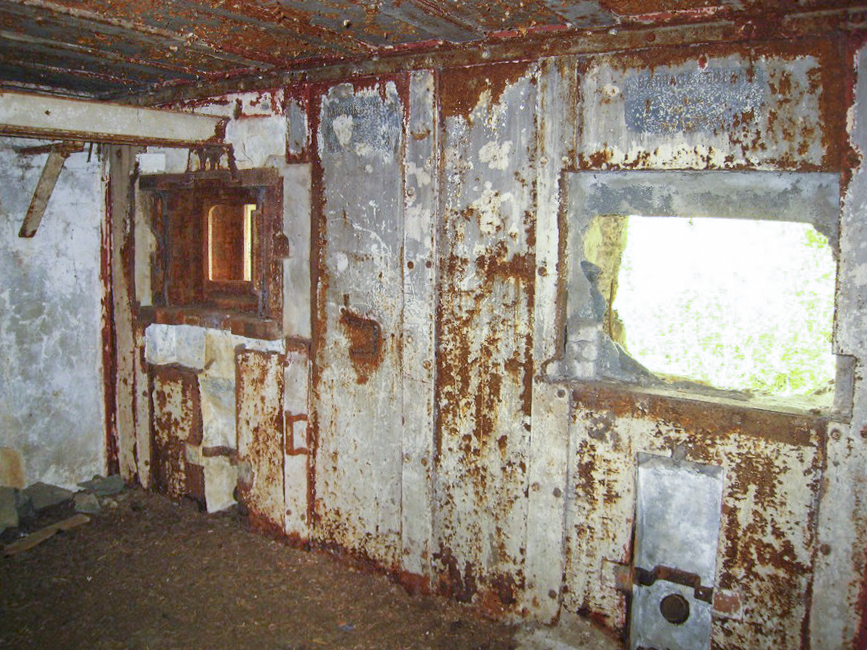 Ligne Maginot - LAIX - C13 - (Casemate d'infanterie - Simple) - Le créneau du jumelage de mitrailleuse n est plus en place ainsi que celui du FM  - Pruzsina jérome