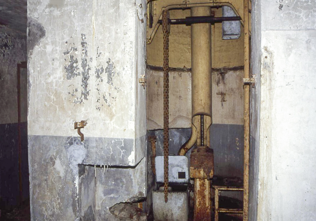 Ligne Maginot - BOURENE OUEST - C21 - (Casemate d'infanterie) - Le bas de la cloche de mitrailleuses - Valentin Hemmert
