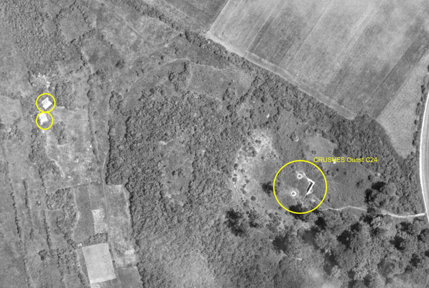 Ligne Maginot - CRUSNES Ouest - C24 (Casemate d'infanterie - Simple) - Photo aérienne de 1952 montrant la position précise de la casemate et des deux blockhaus en avant d'elle.
