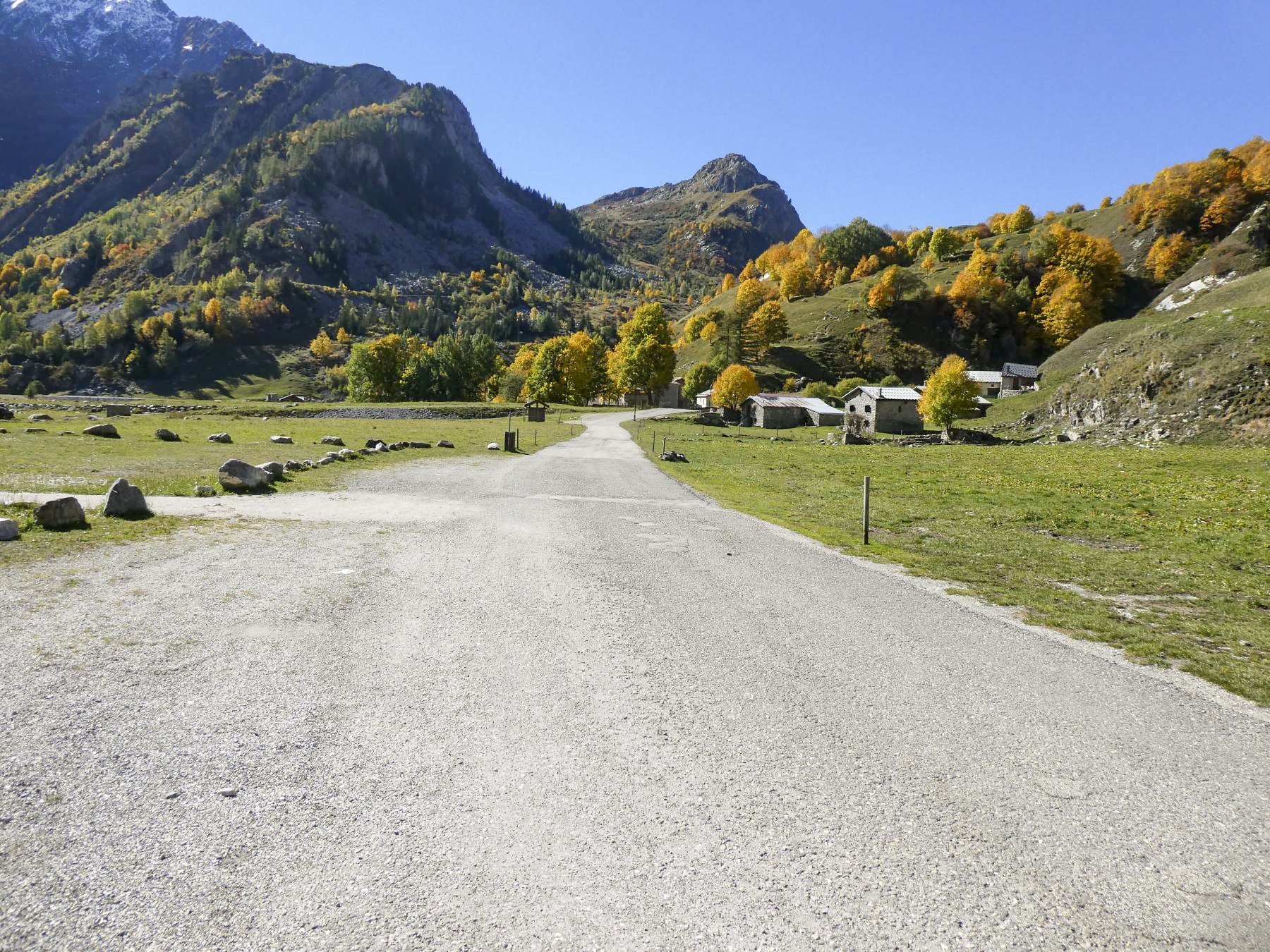 Ligne Maginot - LES CHAPIEUX - (Casernement) - Emplacement du camp de part et d'autre de la route à l'époque. - ELLENA Daniel - CUNY Philippe